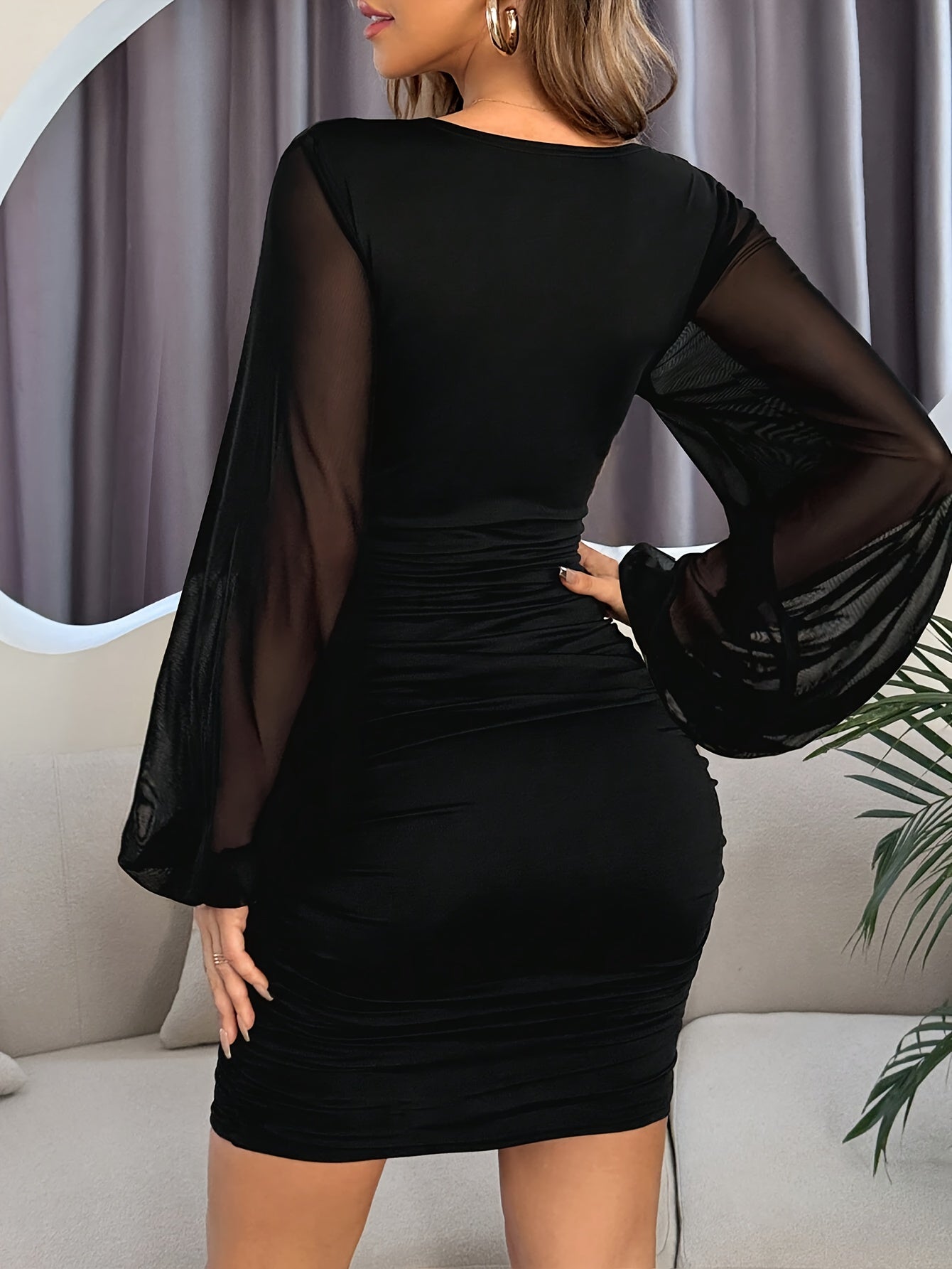 Vestido Isabella | Bodycon Sexy com Decote V e Mangas Semi-Transparentes