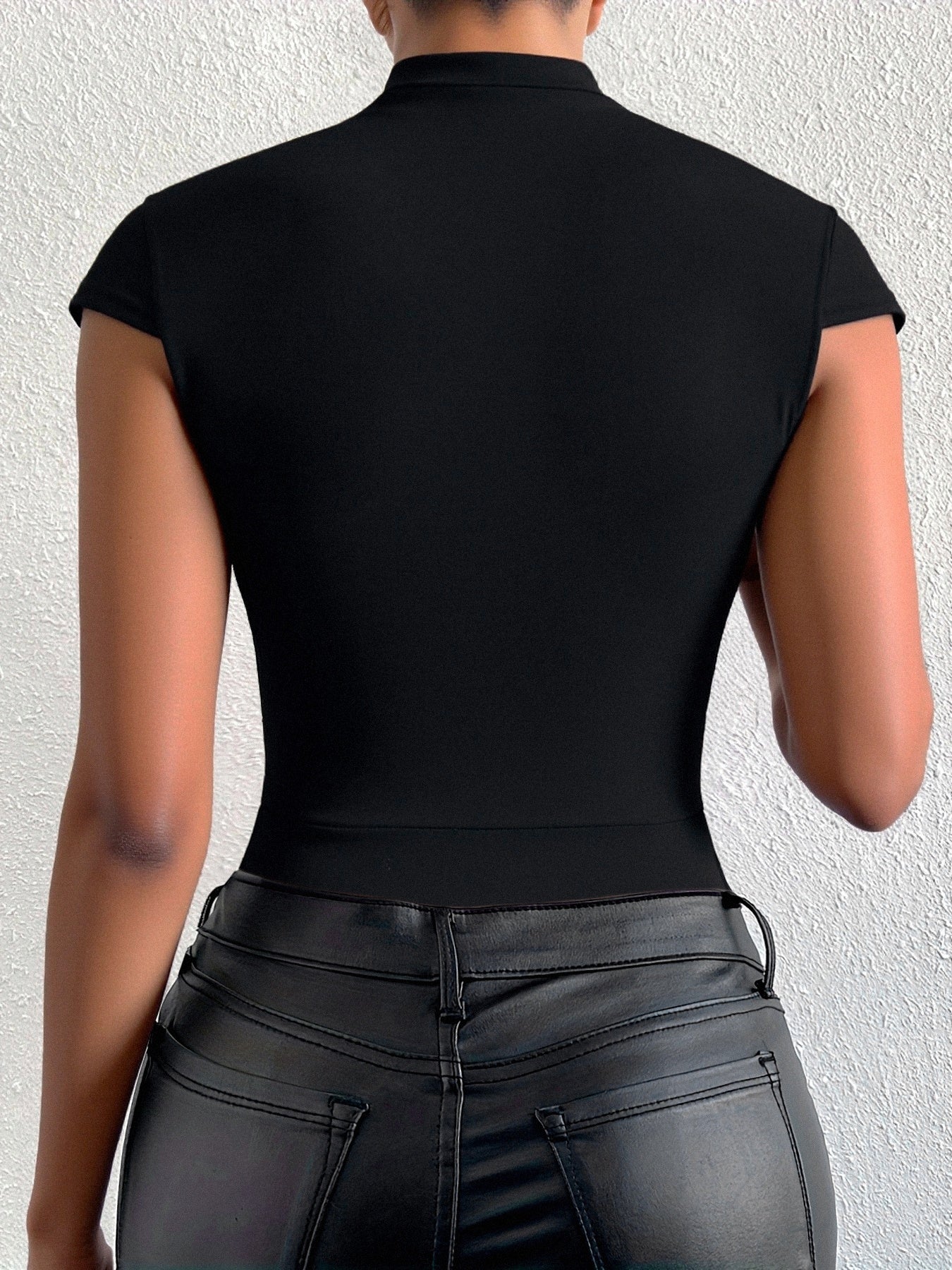 Bodysuit de Malha Transparente com Decote Alto Modelagem Justa | Brenda Couture