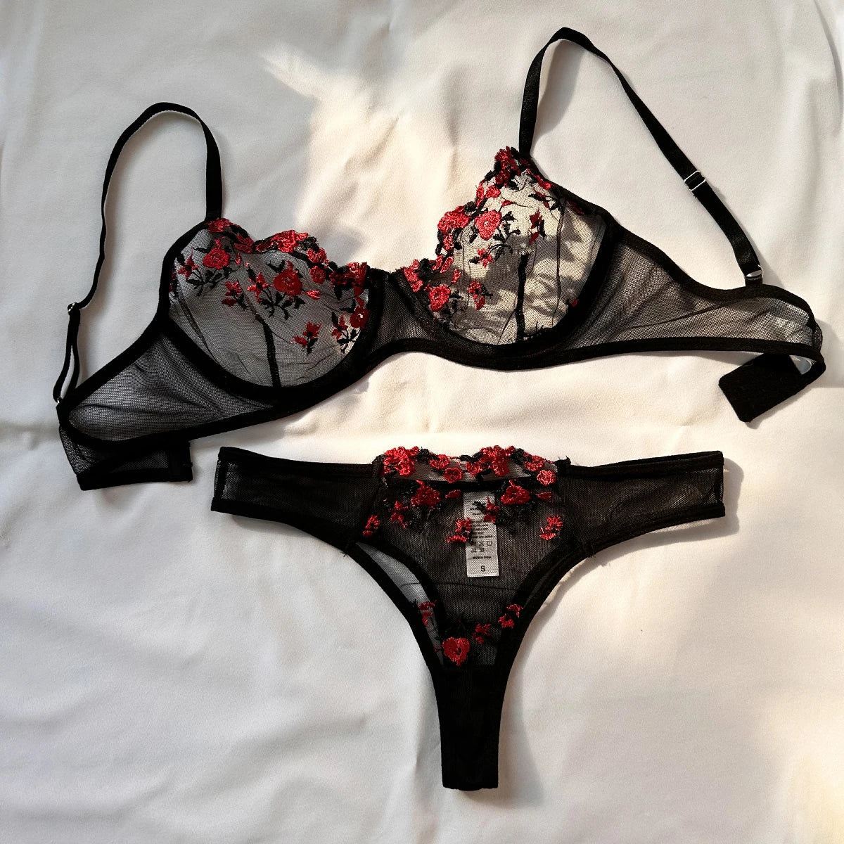 Conjunto de Lingerie Bordada com Bralette Fino | Éclora Bloom - LumiaVibe