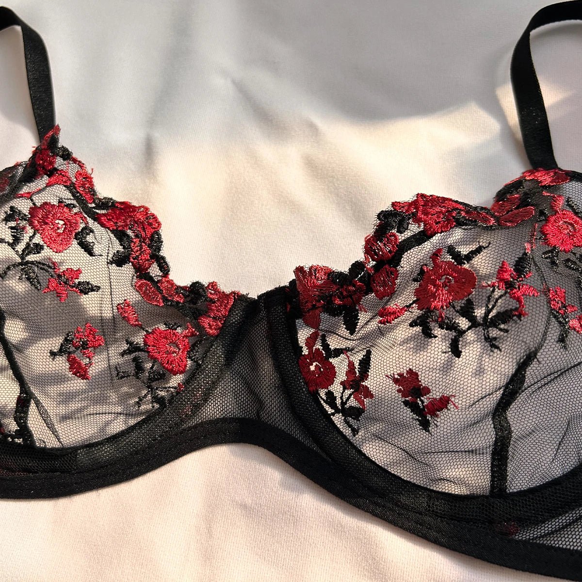 Conjunto de Lingerie Bordada com Bralette Fino | Éclora Bloom - LumiaVibe
