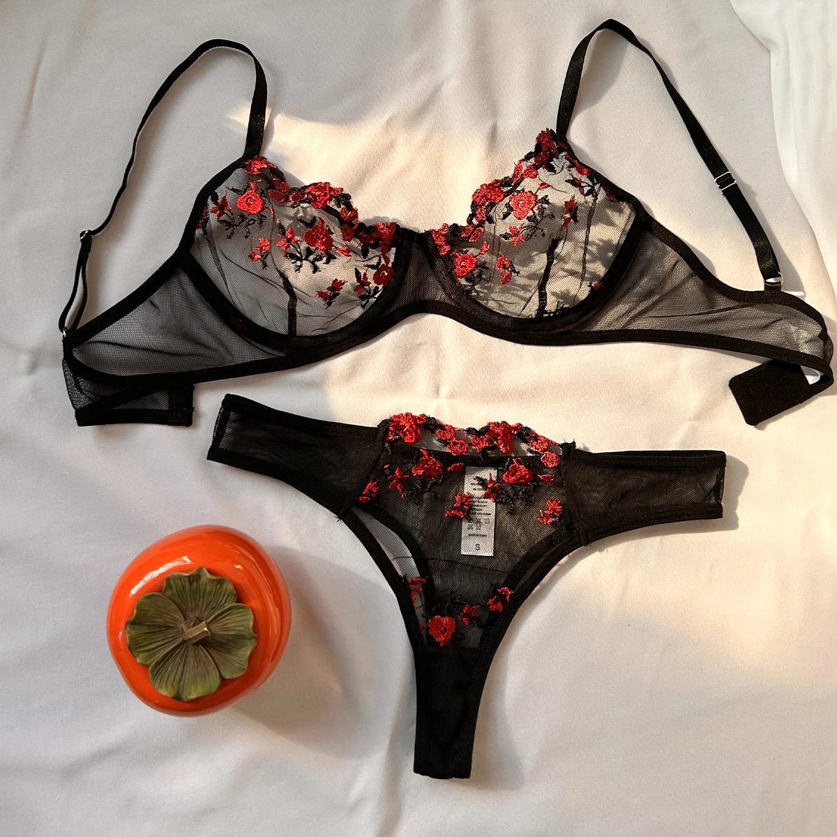 Conjunto de Lingerie Bordada com Bralette Fino | Éclora Bloom - LumiaVibe