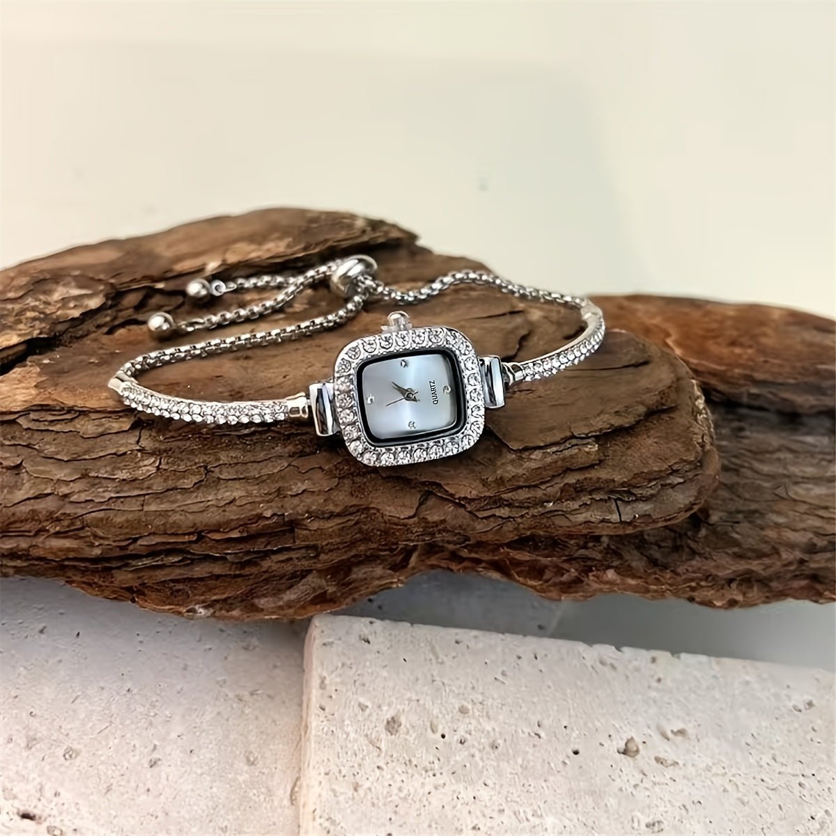 Relógio Feminino Square Alloy | Design Elegante com Movimento de Quartzo - LumiaVibe