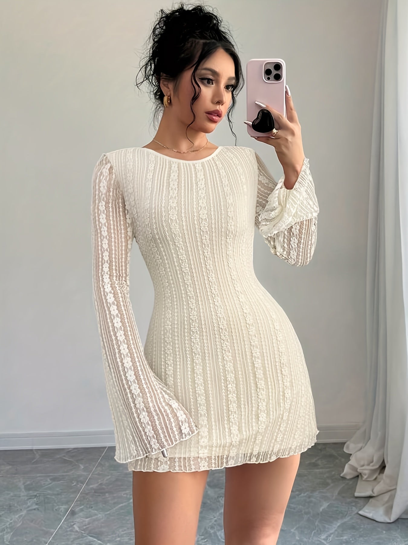 Vestido Bianca | Sexy A - Line Branco com Manga Longa e Detalhe de Laço - LumiaVibe
