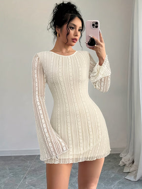 Vestido Bianca | Sexy A - Line Branco com Manga Longa e Detalhe de Laço - LumiaVibe